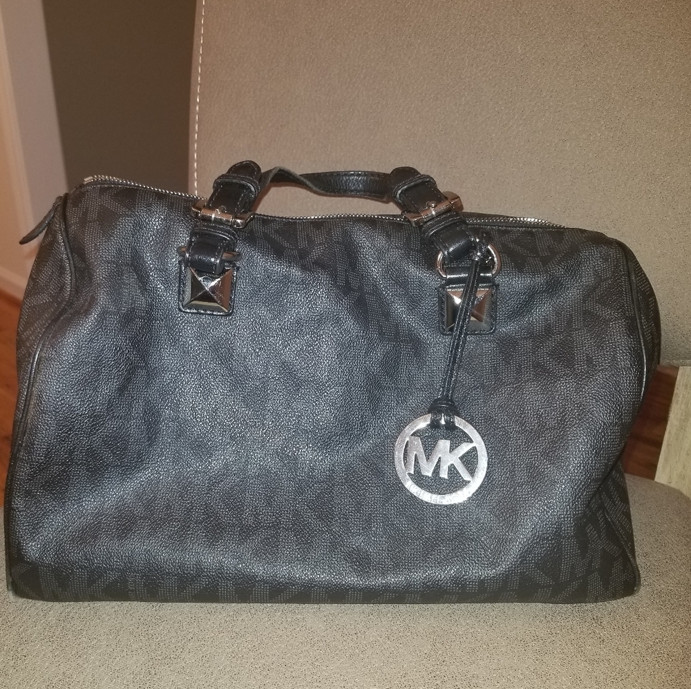 Black handbag. Great accessory for any outfit!